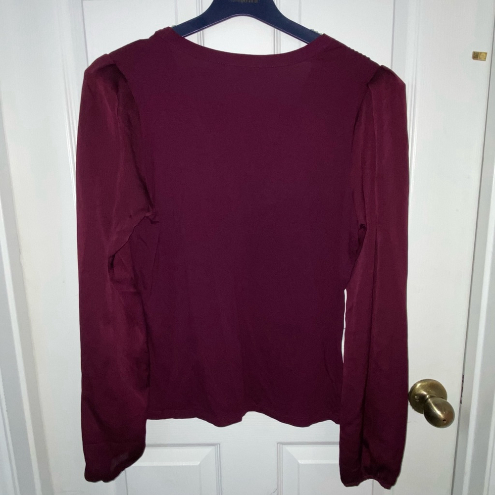 Women's Ryegrass Purple Wine Long Sleeve Ruched Shoulder V-Neck Top Size L NWT - Picture 2 of 4